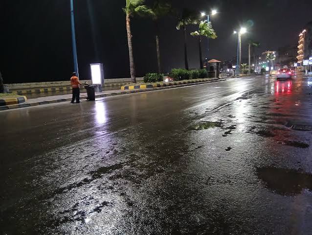 أمطار غزيرة تضرب الإسكندرية مع نشاط للرياح.. فيديو وصور - اليوم السابع
