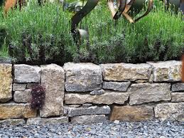 Garten Muschelkalk Natursteinmauer Moderne Gartengestaltung Hochbeet Gartenumrandung In 2020 Garden Solutions Planting Hydrangeas Watering Irrigation