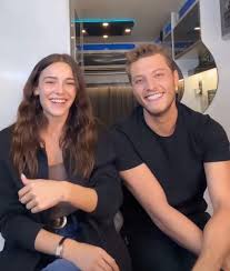 LA NOTTE NEL CUORE” — MELEK E CIHAN, CHE COPPIA! ❤️ Bellissimi anche fuori  dal set, complici e affiatati… proprio come nell'ultima puntata, che ci ha  lasciato con il fiato sospeso! Vi