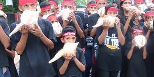 Cara memainkan alat musik ini pun sama dengan cara bermain alat musik gitar yaitu dengan cara dipetik. Keunikan Alat Musik Fu Maluku Utara