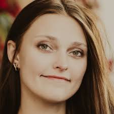 Senior Spotlight🎓 Julianna Marx is from Vail, Arizona and has been dancing  since the age of 3 and started her training at Ballet Rincon. At age 15,  she began training at the