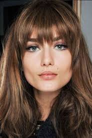 Coiffure Frange Droite Et Carre Mi Long Coiffure Frange Frange Cheveux Coupe De Cheveux Long Avec Frange