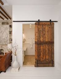 Porte Coulissante Suspendue De Style Grange Ou Moderne Un Accent Original De L Interieur Et Renovation Maison Ancienne Renovation Maison Deco Maison Ancienne
