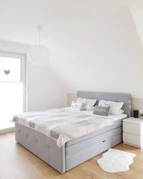 Boxspringbett Mit Bettkasten In Hellem Grau Oder Samt Eisblau Niedriges Kopfteil Eign Inneneinrichtung Schlafzimmer Schlafzimmer Neu Gestalten Rauminspiration