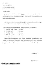 Atur margin, supaya tulisan terlihat rapi dengan cara membuat batasan kiri dan kanan menggunakan alat bantu seperti penggaris. Contoh Surat Lamaran Kerja Toko Baju