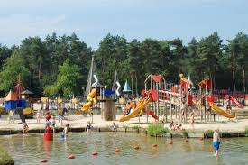 zwemvijver recreatiedomein mega speeltuin stacaravans safaritenten watertent boomhut pipowagen te huur vakantie eropuit dagje uit