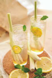Masukkan serai, kemudian tuang sedikit air ke dalam loyang bersama bancuhan tepung. Resepi Air Soda Lemon Pudina