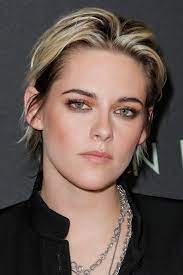 Kristen stewart plays princess diana at a pivotal crossroads in the new teaser trailer for spencer, opening november 5th. Kristen Stewart In Spencer Ihre Verwandlung In Lady Diana Ist Unglaublich Vogue Germany