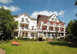 Dort sind außerdem individuelle straßencafés und geschäfte. R U F Touristik Bad Rothenfelde