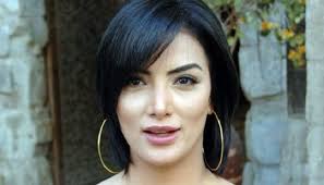 انتقدت الفنانة حورية فرغلي المخرج خالد يوسف، على خلفية مشهد خلع الملابس الشهير، الذي جسدته في فيلم كلمني شكرا. Ø­ÙˆØ±ÙŠØ© ÙØ±ØºÙ„ÙŠ Ø¨Ø¹Ø¯ Ø¹Ù…Ù„ÙŠØ§Øª Ø§Ù„ØªØ¬Ù…ÙŠÙ„ ÙƒÙ„ Ø£ØµØ­Ø§Ø¨ÙŠ Ù‡Ø¬Ø±ÙˆÙ†ÙŠ