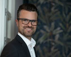 White background headshot or white background headshot?