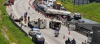 Lengang seperti jalan yang tiada berpenghuni. Seorang Maut Nahas Lori Tangki Dan Van Kawalan Keselamatan