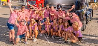 Snollebollekes is a dutch party act from best, north brabant, established in 2013 with comedian rob kemps being the face of the group, alongside djs jurjen gofers and maurice huismans (dj maurice). Snollebollekes Tribute Act Bij Roadstars Stube Op Truckstar Festival 2019 Roadstars