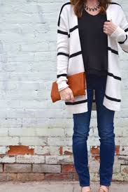 Black And White Striped Cardigan How To Wear A Black And White Striped Sweater With Jeans Chic Winter Outfits Outfits Striped Cardigan