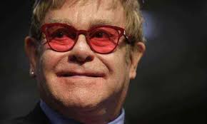 Elton John escreve autobiografia 'sem restrições'