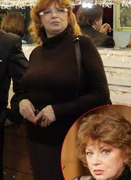 She graduated from institute of theatrical arts and cinematography in 1973.in 1971, she with actor george motoi and businessman gelu fronea.she has a daughter ,raluca motoi. Bzi Cezara Dafinescu A Avut O ViaÈ›Äƒ Care Bate Filmul A Facebook