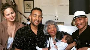 L'heureuse maman a fait l'annonce ce dimanche sur instagram en postant un cliché sur lequel figure le poids du bébé, soit environ 2,70 kg. John Legend And Chrissy Teigen S Daughter Luna Meets Her Grandparents See The Adorable Pics Entertainment Tonight
