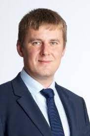 Filozof s dlouhými vlasy už od dob, kdy být máničkou znamenalo něco jako nápis na čele: Tomas Petricek Vlada Cr