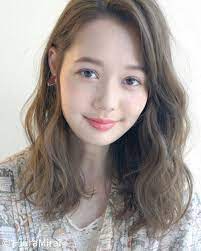 この画像は 前髪なしの子必見 ミディアムパーマってこんなにかわいい の記事の画像です ミディアム パーマ セミロング パーマ ロング パーマ 前髪なし