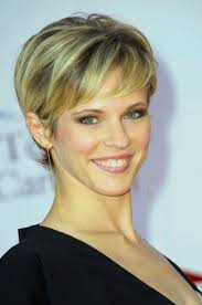 Pourquoi couper ses cheveux au tournant de la cinquantaine ? Epingle Sur Cheveux