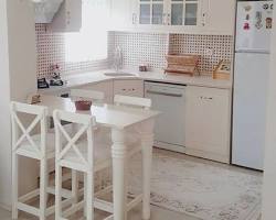 Gambar Kitchen set minimalis farmhouse dengan warna putih dan aksen kayu