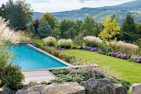 There is a seating area, a dining area and a kitchen complete with a fridge and a stovetop. Zum Eintauchen Tipps Und Tricks Rund Um Das Thema Pool Gartengestaltung Mediterrane Gartengestaltung Gartenpools