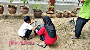 Sewaktu saya kecil dulu gotong royong menjadi hal yang sering dilakukan oleh penduduk desa baik dalam pembuatan rumah, jembatan. Kawalan Pergerakan Gotong Royong Bersihkan Halaman Rumah