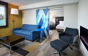 Overlooking the detroit river and 'motown' skyline beyond, the holiday inn express windsor waterfront hotel is just a stone's throw from the us/canada border. Hotel Holiday Inn Express Windsor Waterfront Windsor Centraldereservas Com
