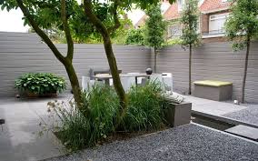 grind met strakke tegels en oude boom tuin ideeen tuin en moderne tuin