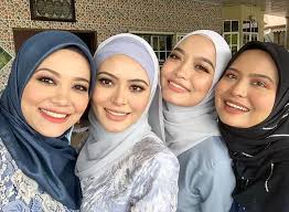 Sharifah shahirah bersuara isu perceraian adiknya sharifah sakinah. 17 Selebriti Malaysia Ini Sebenarnya Merupakan Adik Beradik Selongkar10