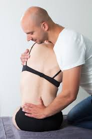 Een osteopaat zal op basis van een anamnese en differentiële diagnose vaststellen of een patiënt al dan niet doorverwezen moet worden naar een arts. Wat Doet Een Osteopaat Bij Rugklachten Ischias Osteopathie Osteopaat Enschede