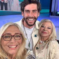 Mara venier is a 68 year old italian talk show host born on 20th october, 1952 in venice, italy. Mara Venier Ufficiale Home Facebook