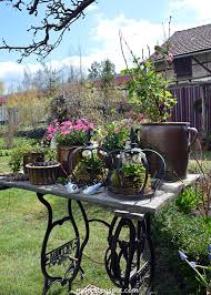 Gartendekoration Mit Alten Nahmaschinengestell Gartendeko Shabby Rosa Gartenp 8230 In 2020 Garden Deco Garden Decor Diy Garden Decor