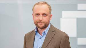 Występował w teatrach takich jak: Piotr Adamczyk Swietuje Pierwsza Rocznice Slubu Zona Aktora Pochwalila Sie Zdjeciami Z Ceremonii Dzien Dobry Tvn