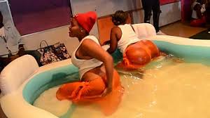 Hivi ndivyo yunavyofanyiwa uswahilini,mkojo wa ngedere. Baikoko Uchi Search Xnxx Com