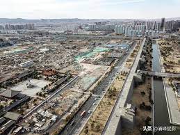 It is located in the datong basin at an elevation of 1,040 metres (3,410 ft) and borders inner mongolia to the north and west and hebei to the east. èˆªæ‹è¢«é€šå ±æ‰¹è©•çš„å¤§åŒå¤åŸŽ5æœˆåº•å¯èƒ½è¢«æ'¤éŠ·åœ‹å®¶æ­·å²æ–‡åŒ–ååŸŽç¨±è™Ÿ æ¯æ—¥é ­æ¢