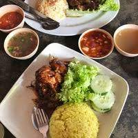 Untuk lebih banyak kemudahan, cangkuk ayam dengan besi yang diangkut ke dalam. Nasi Ayam Periuk Besar Lunas Restoran Asia