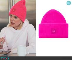 Khloe S Pink Face Beanie On Keeping Up With The Kardashians Khloe Kardashian Outfits Kardashian Style Outfits Khloe
