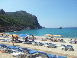 Located in alanya, a town and beach resort in the province of antalya, on the south coast of turkey, kleopatra beach is one of the most popular tourist spots for those who love white sand and clear waters, as you can see on this live streaming webcam located at palmiye beach hotel.according to the legend, the egyptian queen cleopatra swam in the bay of alanya during her voyage in the. Bild Cleopatra Beach Und Alanya Castle Zu Strand Kleopatra Strand Damlatasch In Alanya