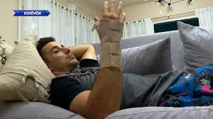 Mint már megírtuk, brutálisat esett az exatlon hungary tegnapi fordulójában nagy dani, a kihívók egyik legesélyesebb játékosa.futam közben lábfeje a teste alá fordult, és teljes súlyával rázuhant, de ő még így is teljesítette a pályát. Exatlon Hungary Nagy Dani Megserult Kihagyta A Tegnapi Versenynapot Ifaktor