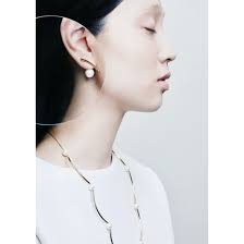 シンプルラインにバックビーズが揺れるピアス波打つ様に billow 耳たぶを縁取るピアス です アールの利いたパイプはお好みの付け方で ご自身の耳にはまる付け方を探すのもお楽しみの1つです お客様それぞれのホール位置 付け方の違い ファッションジュエリー