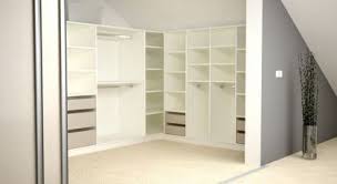 Offene Facher Im Begehbaren Kleiderschrank Mit Daschschrage Kein Problem Ankleide Zimmergestaltung Wandregal Modern