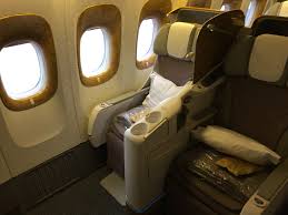 The emirates a380 business class seat is huge. Review Emirates Business Class Boeing 777 Warschau Dubai Insideflyer De