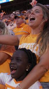 always love a good Lauren Akins & Willa Gray in orange sighting 😍🧡  #thomasrhett #govols #vols #utknoxville