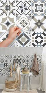 Sticker frise carrelage tons de gris. Du Carrelage Adhesif A Coller Pour Relooker La Salle De Bains Imitation Carreaux De Ciment Ins Diy Bathroom Decor Home Decor Kitchen Bathroom Design Layout