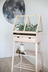 Diy Creez Une Serre D Interieure En Detournant Un Meuble Ikea La Delicate Parenthese Diy Deco Et Inspiration Deco Indoor Greenhouse Greenhouse Interiors Diy Greenhouse
