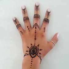 Try yin and yang henna tattoo if you believe in the dual nature of life. Pin En Henna Designs