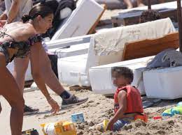 Πόσο έχει ψηλώσει ο γιος της; Stamatina Tsimtsilh Paixnidia Sthn Ammo Me Ton Gio Ths