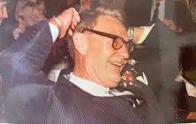 Robert Dunsmore's Instagram, Twitter & Facebook