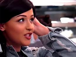 The moment a young woman reveals she has no hair